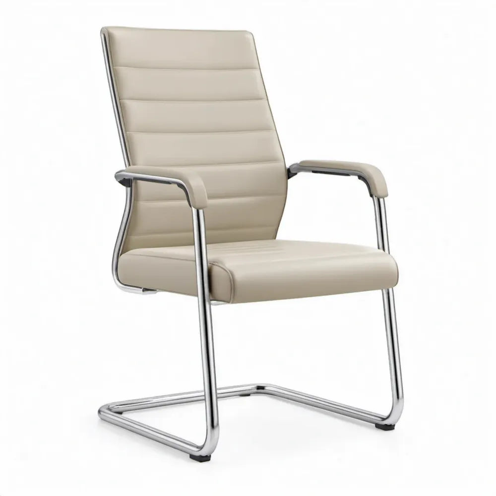Beige PU-kunstleren vergaderstoel met armleuningen en verchroomd sledeframe, 60 x 62 x 102 cm